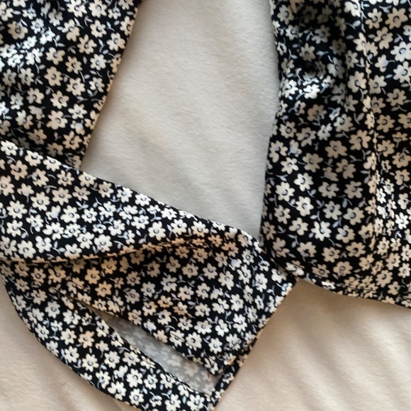 Black and white floral daisy Zara long sleeve blouse - Picture 2 of 8